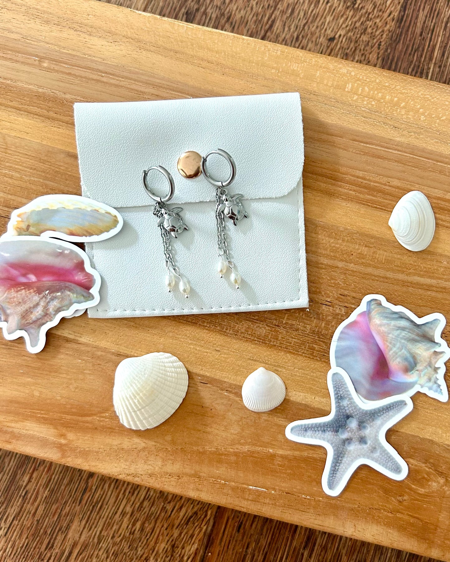 Aloha - Silver dangling hoop earrings