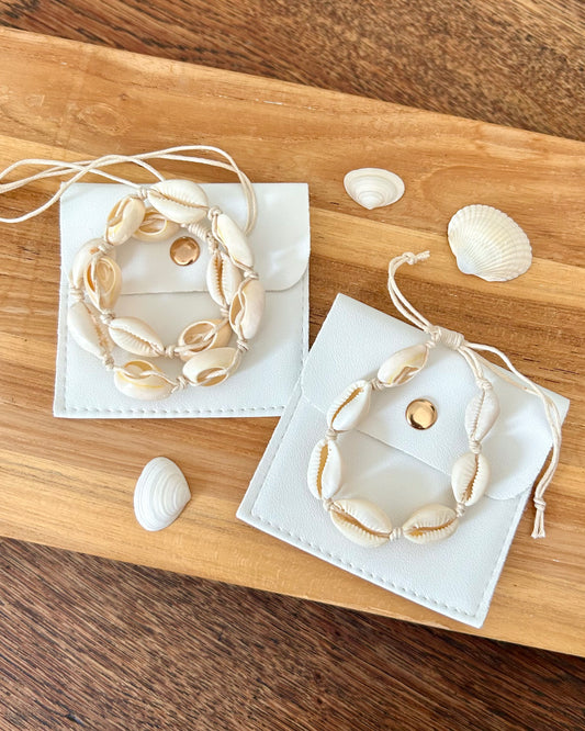 Set of cowrie shell necklace & bracelet