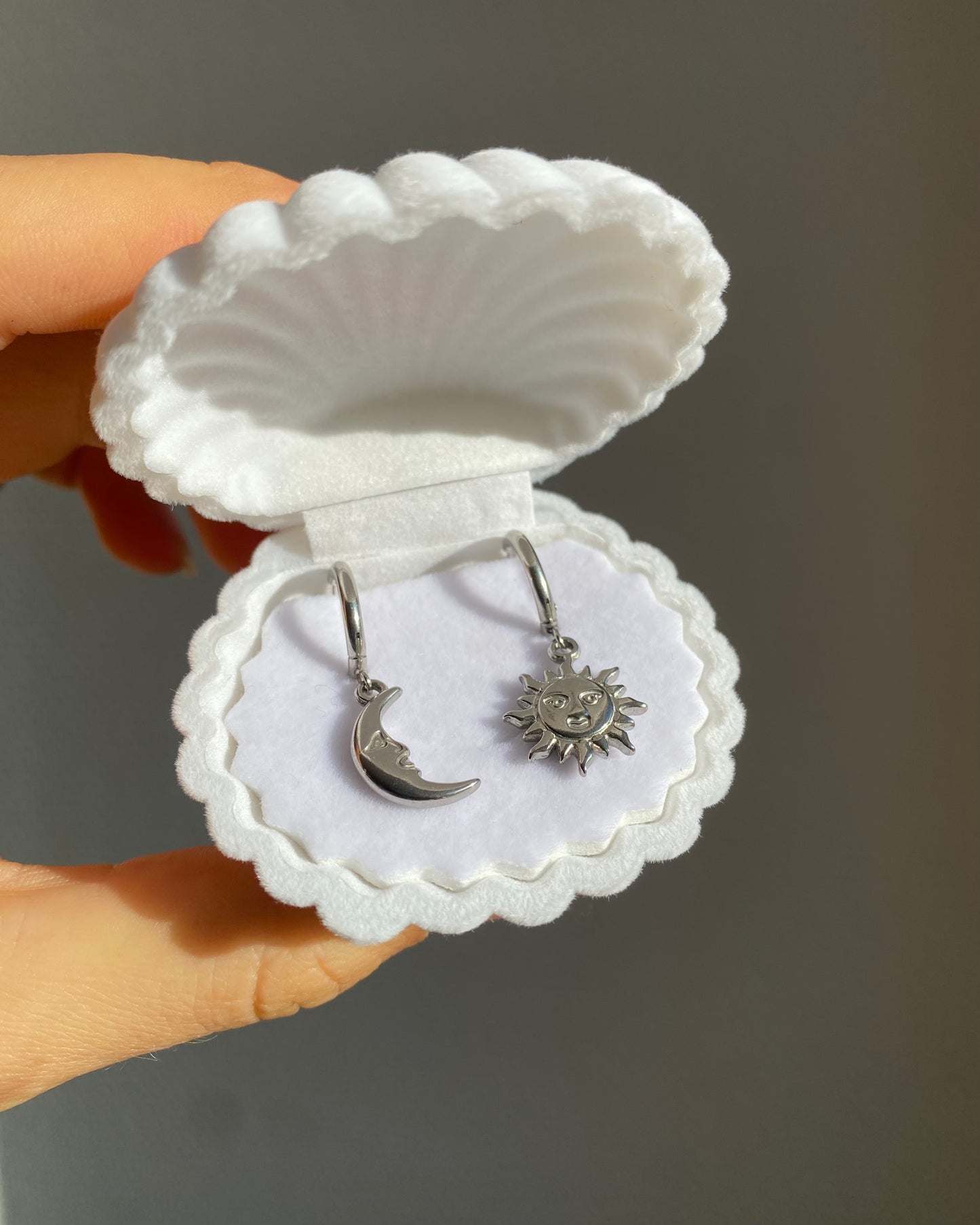 Pendientes de aro de luna y sol (en plata)